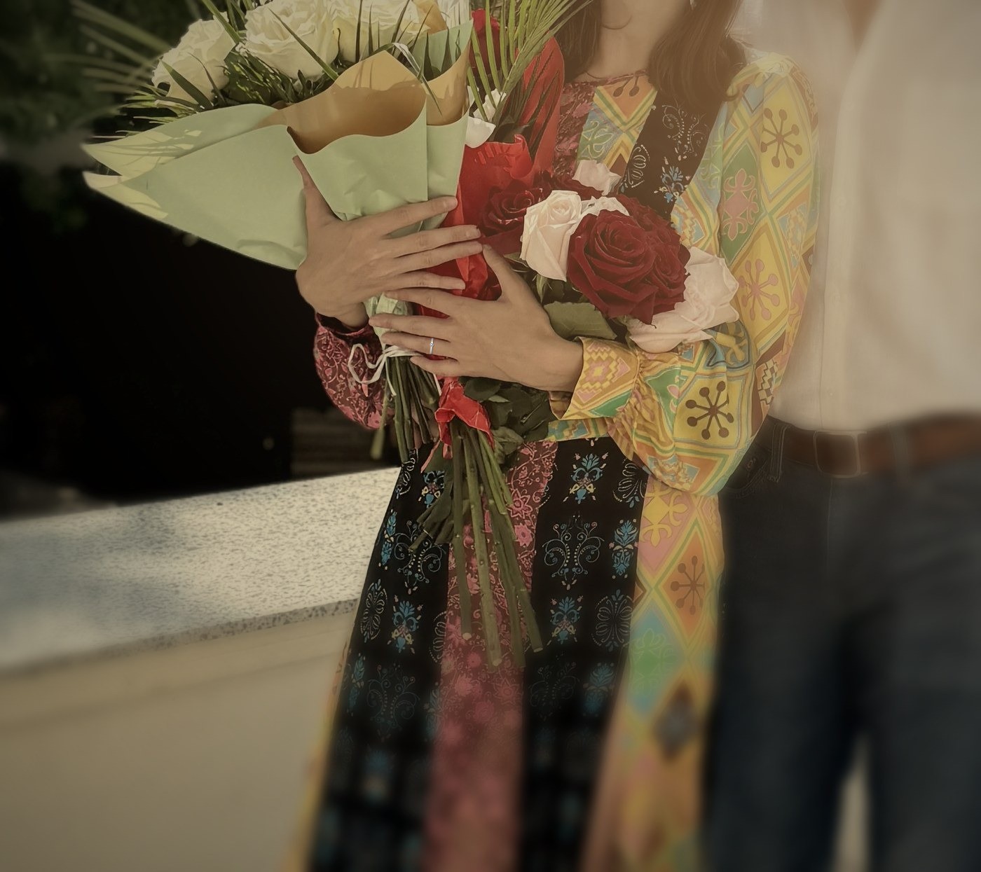 Sposa con un bouquet di rose durante la cerimonia, musica classica dal vivo per matrimoni